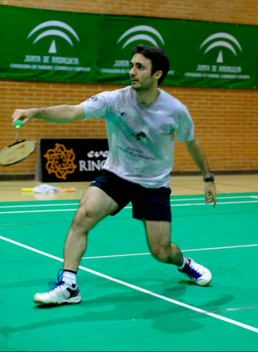 joueur de badminton qui fait un amorti au filet