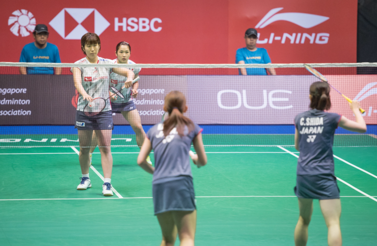 double dame badminton - préparation service