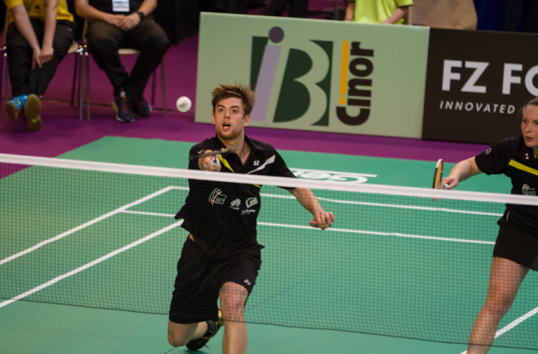 joueur de badminton en mixte qui fait un drive