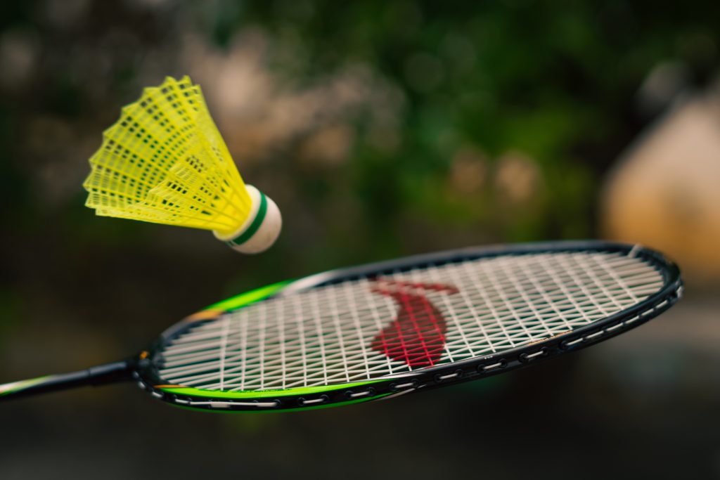 jonglage de volant avec une raquette badminton