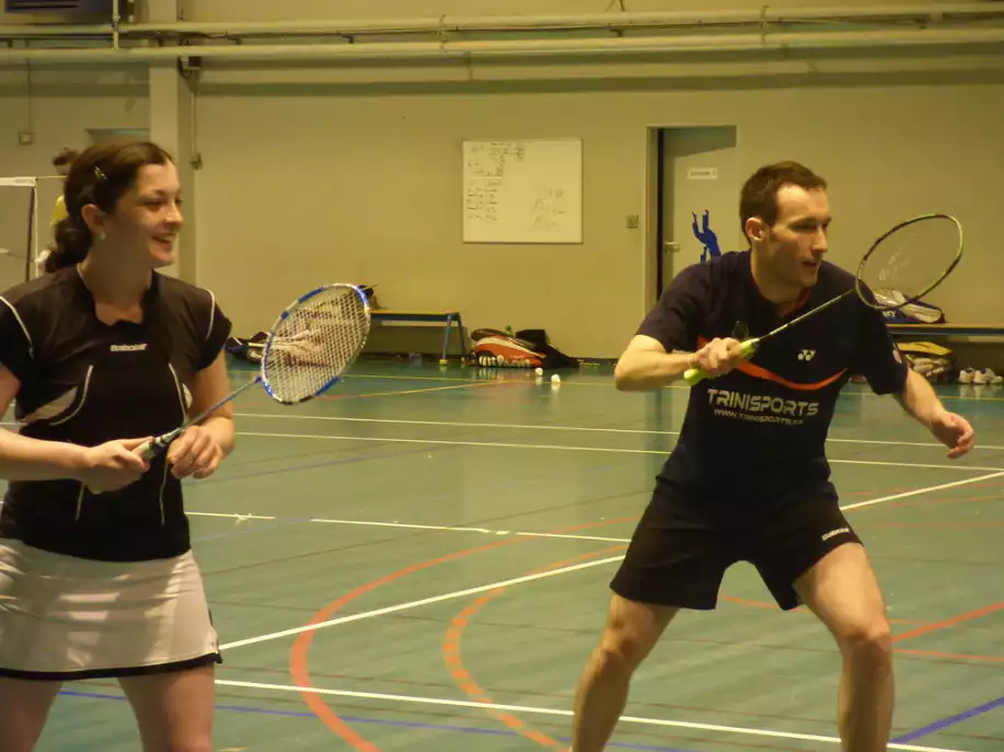 joueurs de badminton qui attendent un service