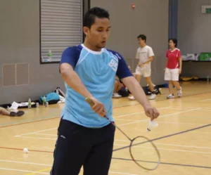 joueur de badminton qui sert en revers